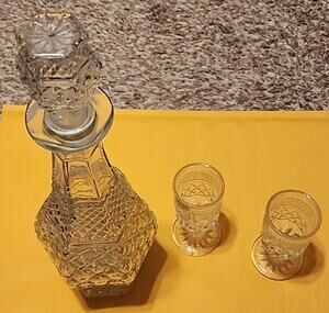 Anchor Hocking Wexford Decanter with Stopper and 2 Claret Wine Glasses Set